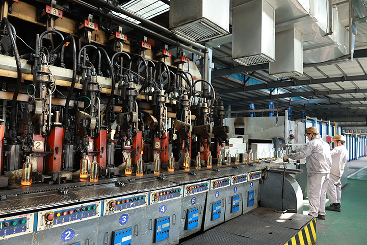 1699001977214793.jpg 1酒瓶生產(chǎn)線作業(yè)現(xiàn)場 周淼葭 攝.JPG