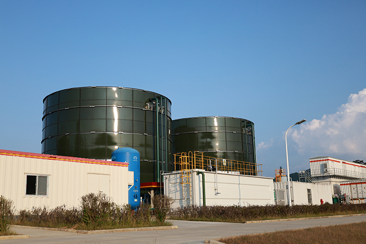 1699001986290984.jpg 4巨型液化儲氣罐矗立在大地之上 周淼葭 攝.JPG