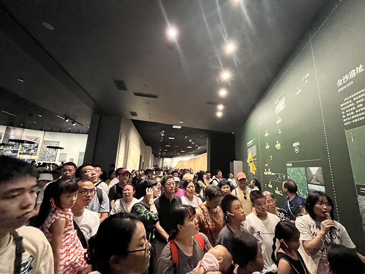 1699003012454433.jpg 5人頭攢動的三星堆博物館 周淼葭 攝.jpg