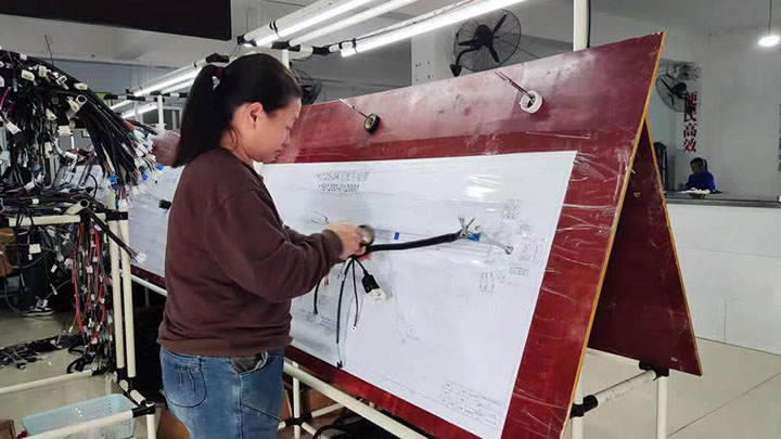 圖1 童家鎮(zhèn)揚(yáng)望勞務(wù)專業(yè)合作社線束項(xiàng)目生產(chǎn)線.jpg