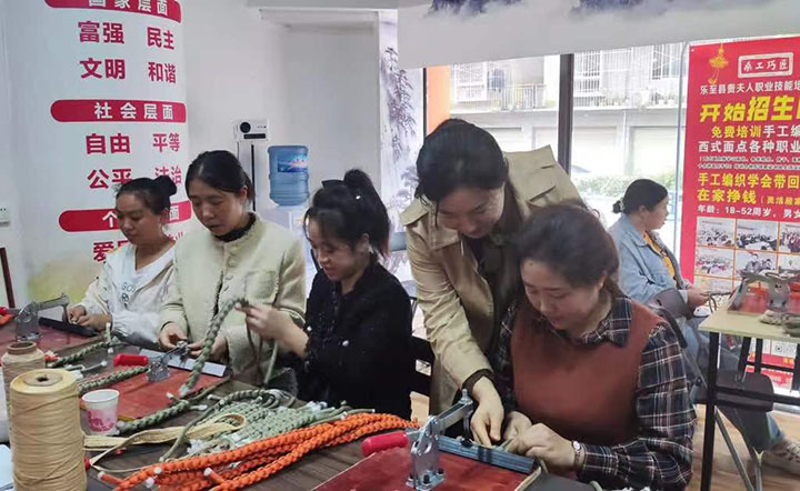 圖4“桑工巧匠”靈活就業(yè)培訓(xùn)基地內(nèi)，老師指導(dǎo)學(xué)員鞋面編織.jpg