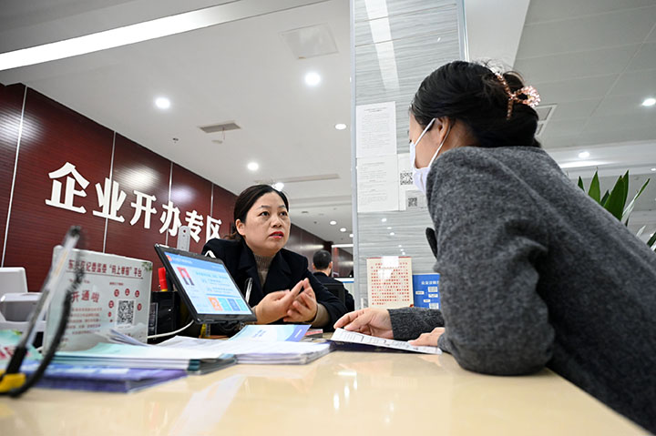 圖1  11月15日，內(nèi)江市東興區(qū)政務(wù)服務(wù)中心，工作人員熱情為辦事群眾提供優(yōu)質(zhì)服務(wù)。.jpg