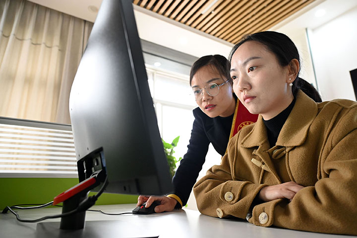 圖4  工作人員指導(dǎo)辦事群眾線上辦事.jpg