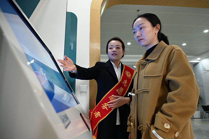 圖5  辦事群眾在工作人員指導(dǎo)下網(wǎng)上查看有關(guān)辦事事項指南.jpg