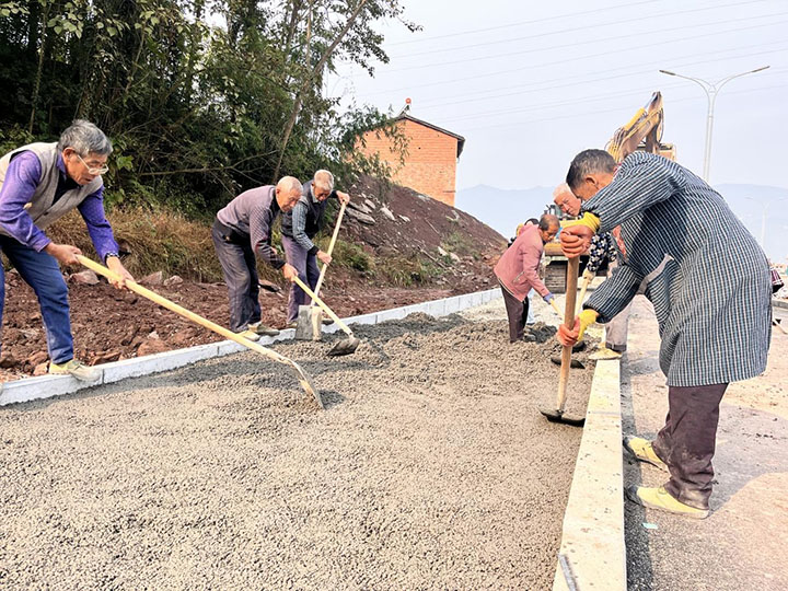 圖1  鄰水縣草店子隧道項(xiàng)目工人正在進(jìn)行基礎(chǔ)設(shè)施附屬工程施工.jpg