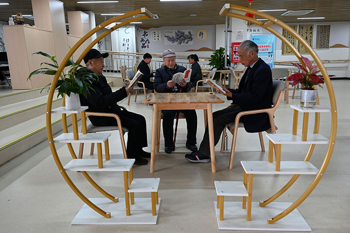 圖4  在四川省內(nèi)江市東興區(qū)西林街道綜合為老服務(wù)中心“老年學(xué)?！?，社區(qū)的老人們正在閱讀書籍。.jpg