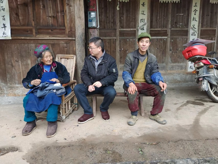 5曾濤在奇峰村民馬永喜家入戶走訪_副本.jpg