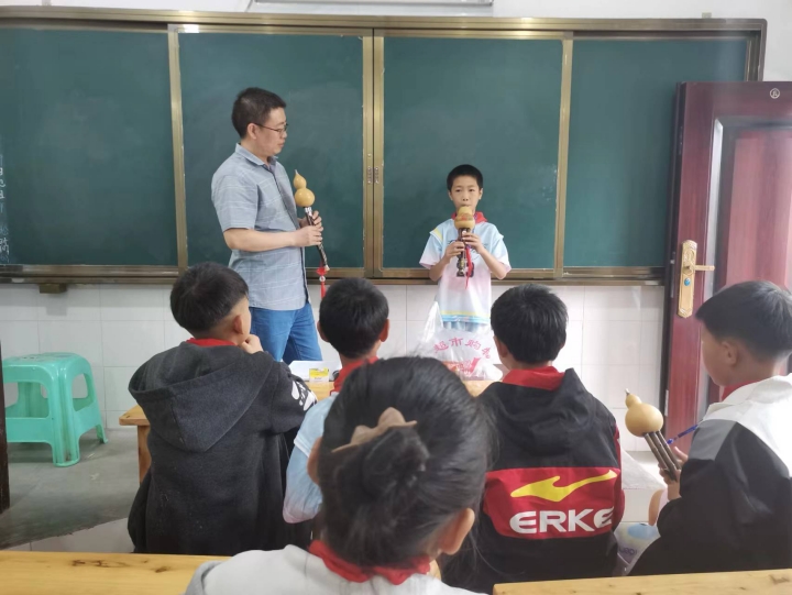 6曾濤在為奇峰村小學的孩子們上葫蘆絲課_副本.jpg