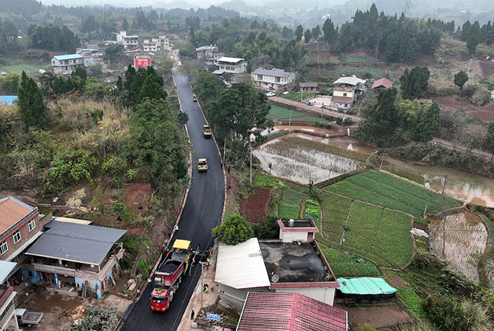 圖1  12月13日，四川省內(nèi)江市東興區(qū)石子鎮(zhèn)太和村，筑路工人在內(nèi)吳路項(xiàng)目施工現(xiàn)場(chǎng)鋪筑瀝青混凝土路面（無人機(jī)照片）。.jpg