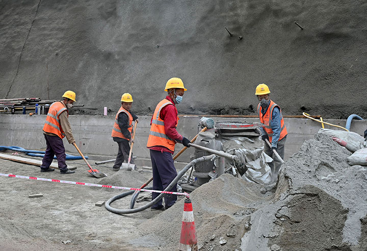 圖3  筑路工人在內(nèi)吳路項(xiàng)目施工現(xiàn)場(chǎng)拌料.jpg