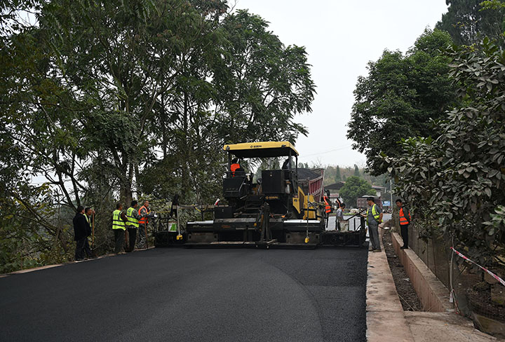 圖5  筑路工人在內(nèi)吳路項(xiàng)目施工現(xiàn)場(chǎng)鋪筑路面.jpg