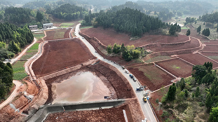 圖1  12月14日，四川省內(nèi)江市東興區(qū)田家鎮(zhèn)萬年村，施工方加班加點推進高標(biāo)準(zhǔn)農(nóng)田建設(shè)項目實施進度。（無人機照片）。.jpg