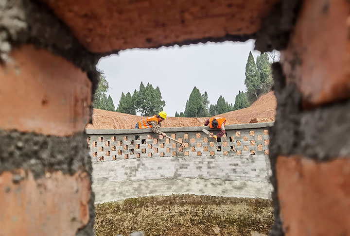 圖2  民工加班加點修建蓄水池.jpg