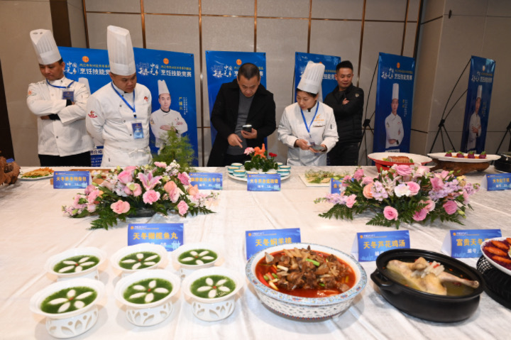 圖3  市民正在欣賞參賽菜品.JPG