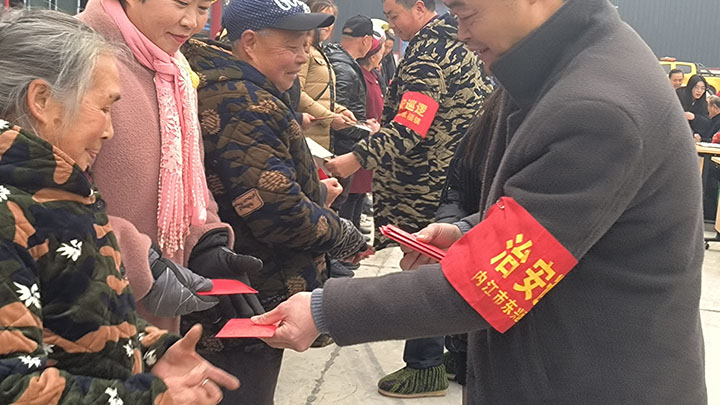 1704250727740581.jpg 圖2 為五好家庭獲得者頒發(fā)獎品.jpg