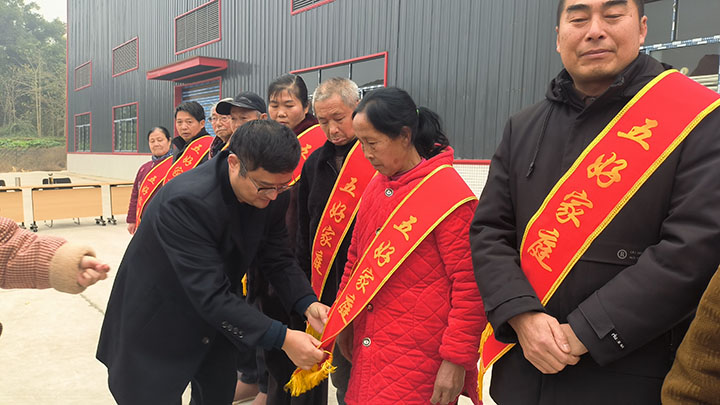 1704250736629218.jpg 圖4 為五好家庭獲得者頒發(fā)獎品.jpg