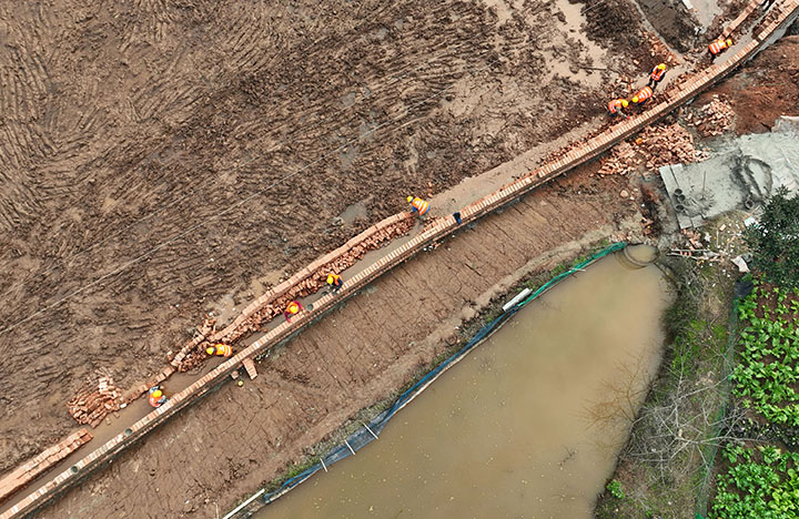 圖1  1月3日，內(nèi)江市東興區(qū)田家鎮(zhèn)孟家村，濟(jì)南城建的建設(shè)者們趁著晴好天氣修建水渠、田埂等農(nóng)田附屬設(shè)施（無人機(jī)照片）。.jpg
