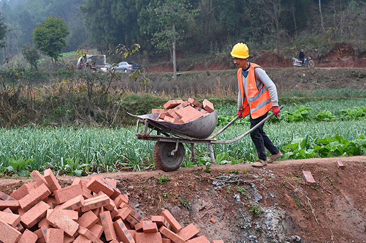 圖4  1月3日，內(nèi)江市東興區(qū)田家鎮(zhèn)七家嘴社區(qū)，濟(jì)南城建的建設(shè)者們正在運(yùn)料。.jpg