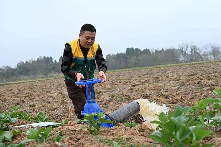 圖4  1月4日，內(nèi)江市東興區(qū)田家鎮(zhèn)趙家壩社區(qū)，技術(shù)人員在該社區(qū)建成的內(nèi)江首個(gè)太陽(yáng)能提灌站工作。.jpg