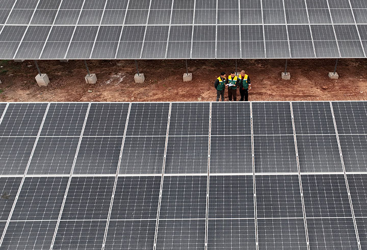 圖5  內(nèi)江首個(gè)太陽(yáng)能提灌站在該社區(qū)建成投入使用（無(wú)人機(jī)照片）.jpg