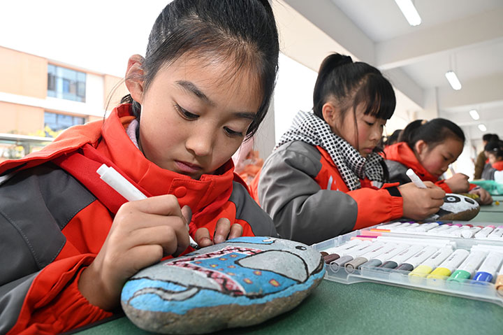 圖5  鵝卵石畫興趣班的學生正在創(chuàng)作.jpg