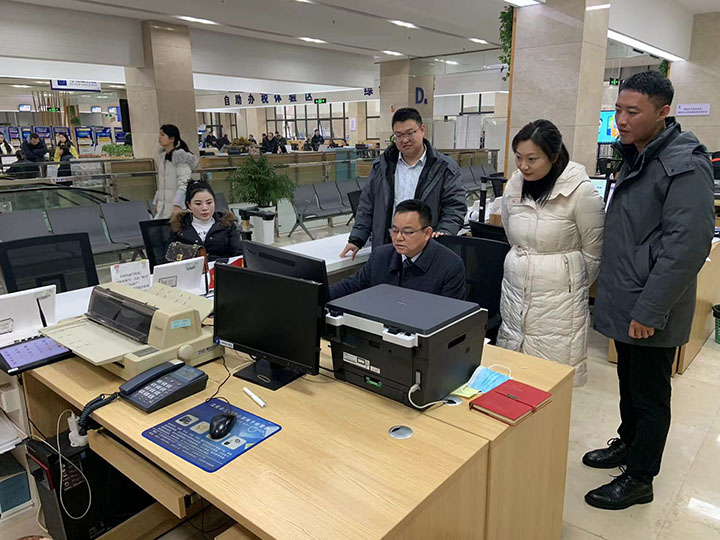 1705289582687080.jpg 1首筆“互聯(lián)網(wǎng)+不動產(chǎn)登記”業(yè)務(wù)現(xiàn)場.jpg