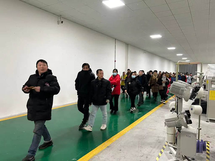 圖2  駐足觀(guān)看.jpg