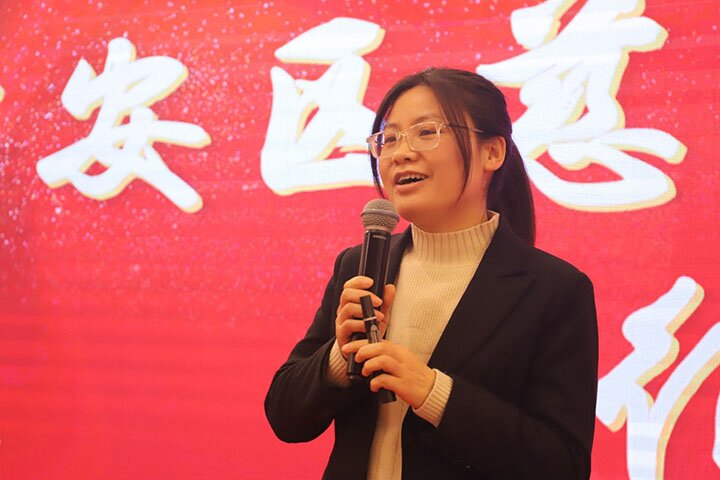 圖2  廣安區(qū)民政局副局長甘東于介紹協(xié)興鎮(zhèn)牌坊村研發(fā)推出的首款慈善產(chǎn)品.jpg