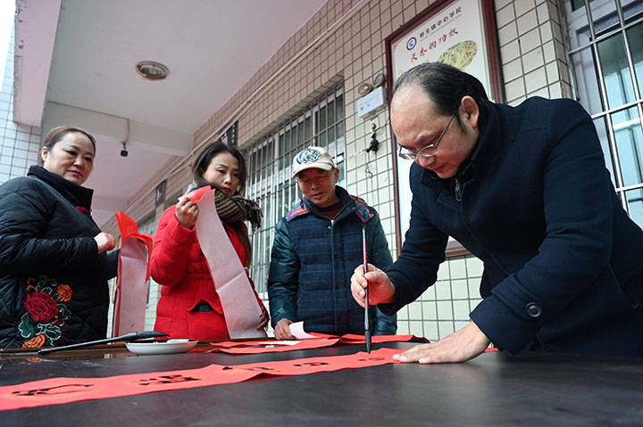 圖1  2024年1月23日，在四川省內(nèi)江市東興區(qū)郭北鎮(zhèn)，書法家冒著寒風給群眾義務書寫春聯(lián)。.jpg