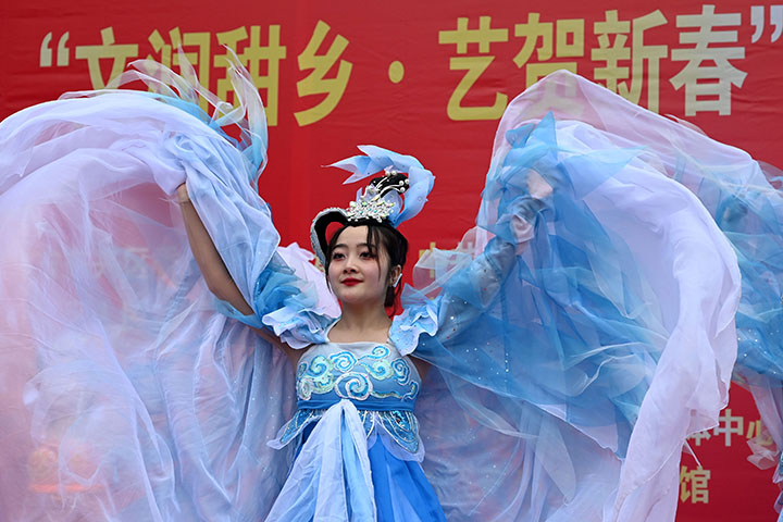 圖5  文化志愿者冒著寒風給群眾表演文藝節(jié)目.jpg