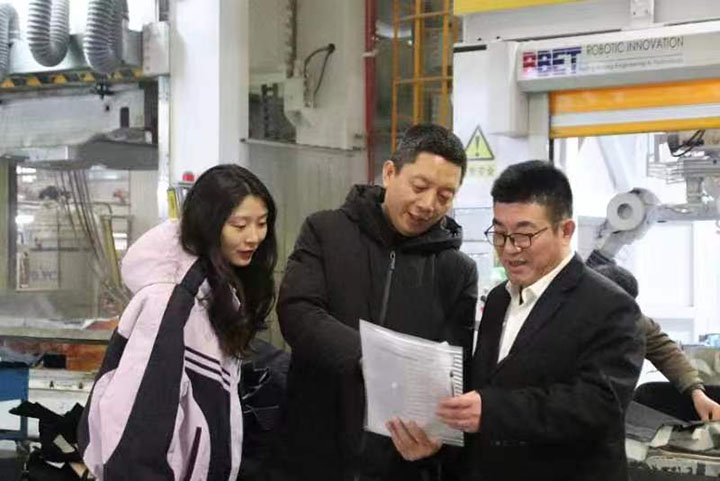 圖2  廣安高新區(qū)經(jīng)濟(jì)發(fā)展局工作人員甘霆（中）、陳瑜（左）在四川拓普汽車(chē)部件有限公司為該公司副總經(jīng)理曾令平講解惠企政策.jpg