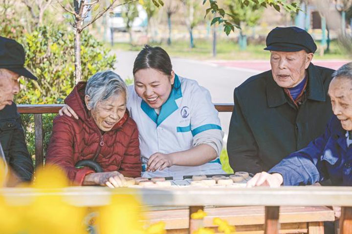 圖2  護(hù)工組織老年人下象棋.jpg