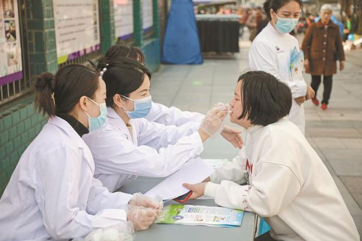 圖4 義診醫(yī)生給市民免費(fèi)檢查.jpg