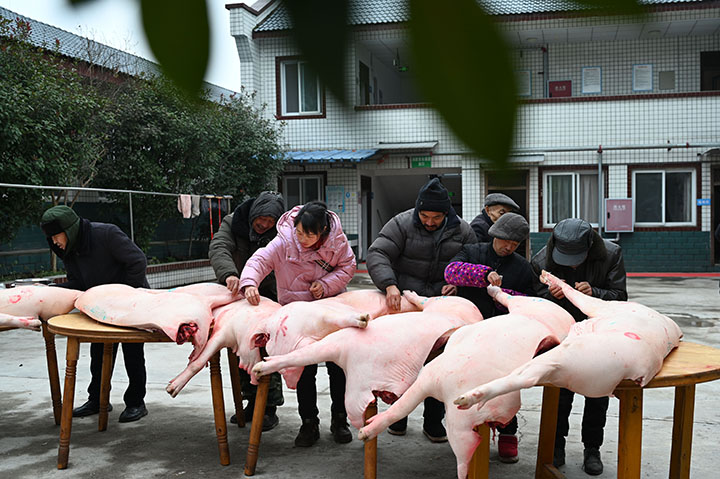 圖3  該院工作人員和老人清潔整理豬肉.jpg