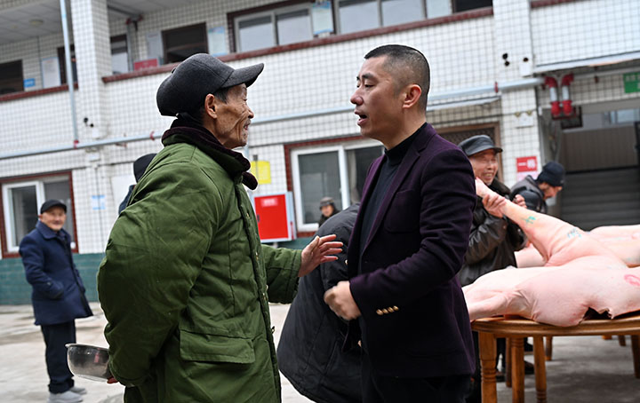 圖4  王志鴻與老人互道祝福，喜迎新春。.jpg