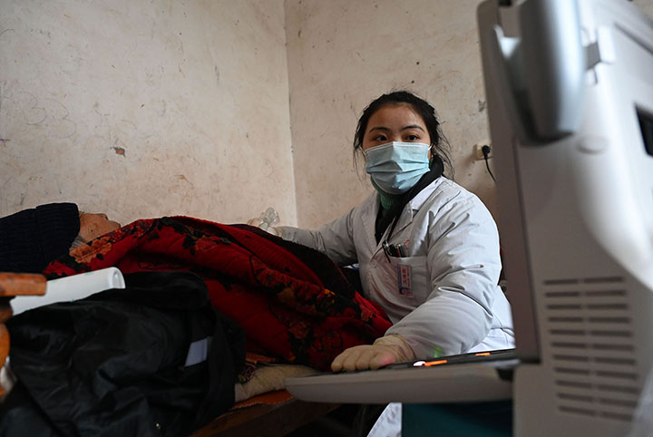 圖1  1月29日，內江市東興區(qū)石子鎮(zhèn)核桃村，該鎮(zhèn)“健康敲門”團隊成員上門為失能老年人做B超檢查。.jpg