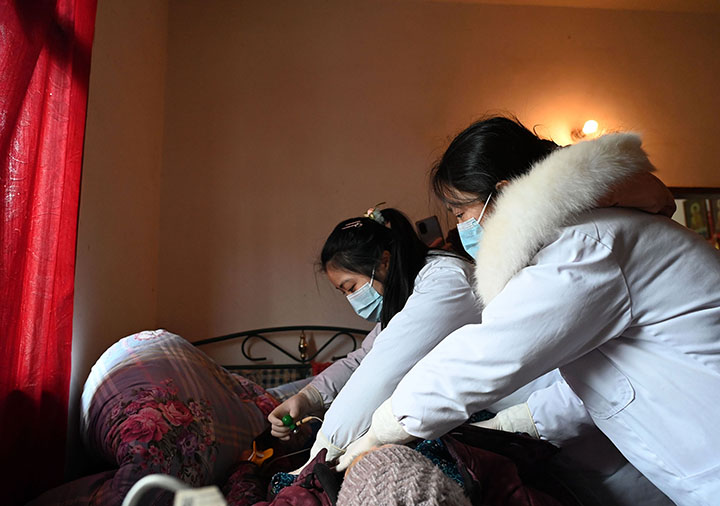 圖3  來自石子鎮(zhèn)衛(wèi)生院的“健康敲門”團隊成員上門為失能老年人做心電圖檢查.jpg