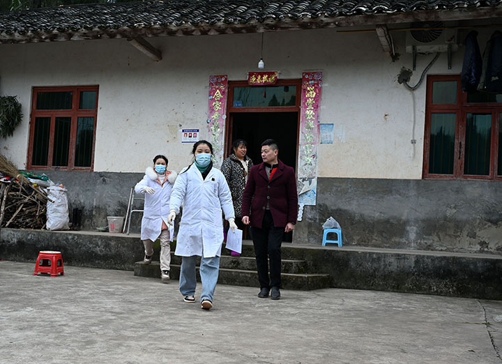 圖5  來自石子鎮(zhèn)衛(wèi)生院的“健康敲門”團隊成員奔忙在農家院落，為失能老年人提供健康服務.jpg