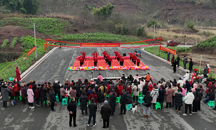 圖1  2024年2月3日，內(nèi)江市東興區(qū)新江街道清流社區(qū)，草根藝術團隊的演職人員載歌載舞喜迎新春（無人機照片）。.jpg