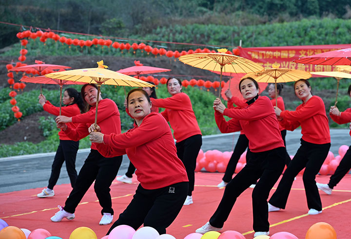 圖3  草根藝術團隊的演職人員載歌載舞喜迎新春.jpg
