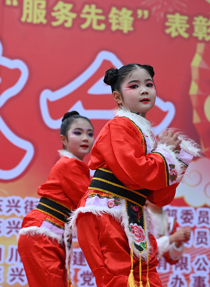 圖4  2月4日，內(nèi)江市東興區(qū)東興街道金山社區(qū)，演職人員表演豐富多彩的文藝節(jié)目。.jpg