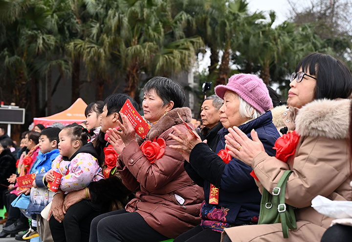 圖5  精彩的文藝節(jié)目深深吸引了社區(qū)居民的目光.jpg