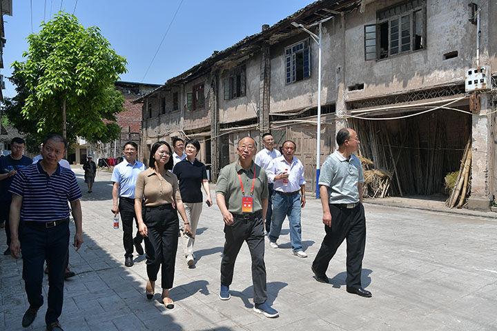 4 中共四川省委四川省人民政府決策咨詢委員會副主任、成都市社科聯(lián)主席、四川省社會科學(xué)院二級教授、博士生導(dǎo)師、“思源智庫”首席專家李后強(qiáng)率專家組在廣安調(diào)研2.jpg