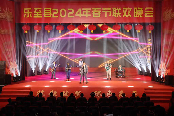 圖2 電樂隊(duì)演奏《安居樂業(yè)》.jpg