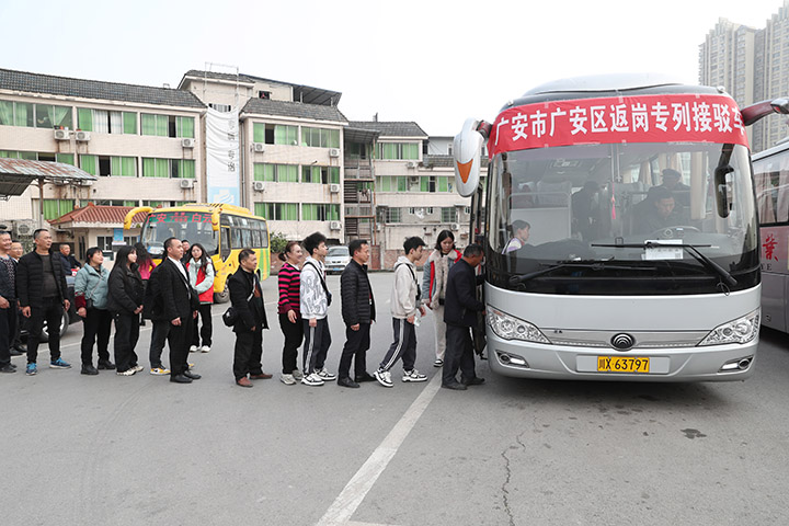 圖１2月20日，四川省廣安市廣安區(qū)農(nóng)民工登上“春風(fēng)行動(dòng)”返崗專列接駁車前往廣安火車站乘坐免費(fèi)專列，到廣東務(wù)工。.jpg
