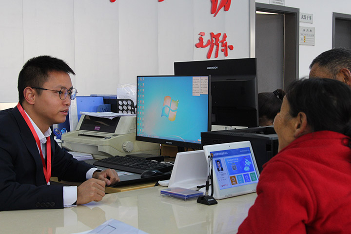 1708487746526504.jpg 圖2工作人員為群眾辦理業(yè)務(wù) .jpg