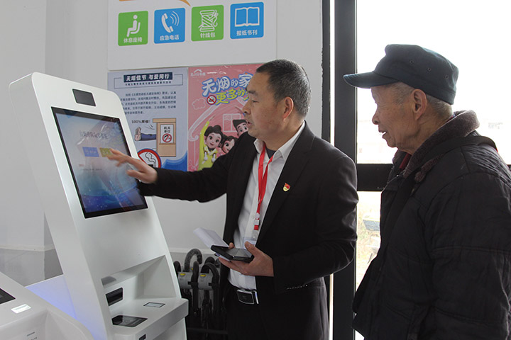 1708487749555648.jpg 圖3工作人員為群眾取號排隊 .jpg