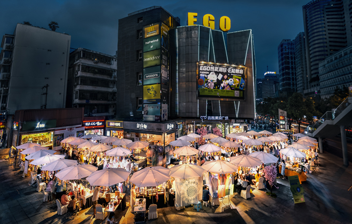 1 2020年7月6日拍攝于成都市錦江區(qū)署襪南街。疫情后，政府為了拉動(dòng)經(jīng)濟(jì)的發(fā)展，允許夜晚街邊擺攤設(shè)點(diǎn)，于是街頭的夜晚熱鬧非凡。.jpg