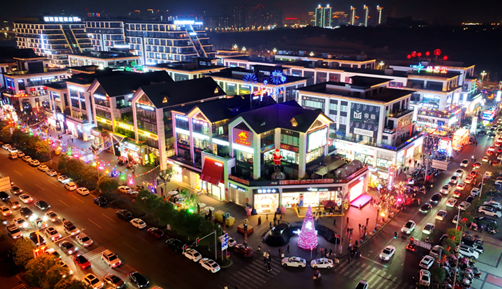 2 2024年2月8日晚，航拍眉山市仁壽縣城棲西里商業(yè)街流光溢彩。.jpg