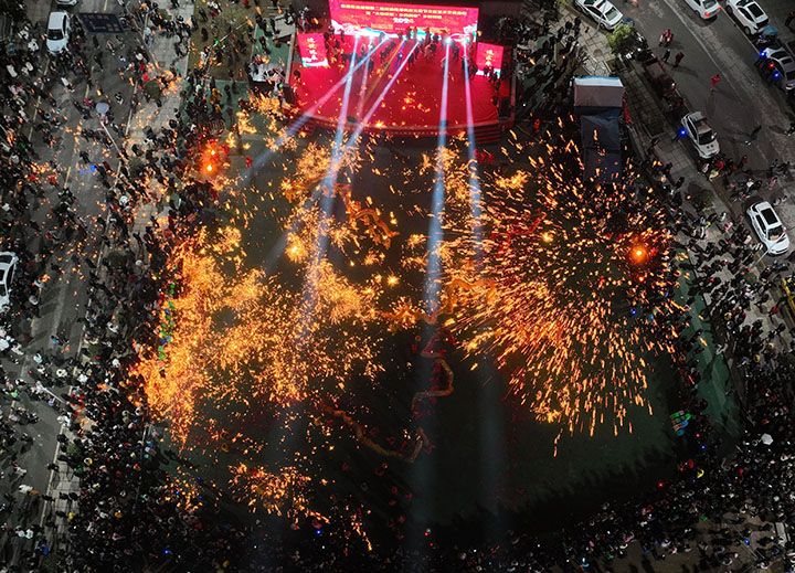 圖2 2024年2月24日晚，重慶市榮昌區(qū)遠(yuǎn)覺鎮(zhèn)鐵花廣場，民間藝人通過打鐵花、舞龍等民俗表演歡度元宵佳節(jié)，點亮寧靜的鄉(xiāng)村夜空（無人機照片）。.jpg